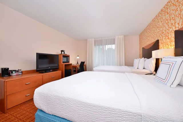 جناح بسرير كينج مع أريكة لذوي الإعاقة، Fairfield Inn Suites Asheboro 1/5