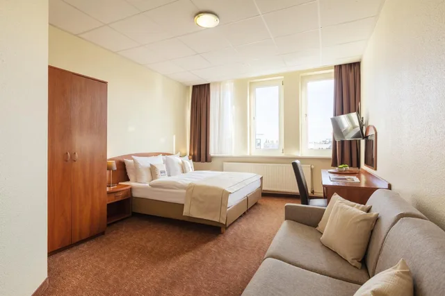 غرفة ثلاثية بسرير كوين، Hotel Hamburg Stadtzentrum 1/1