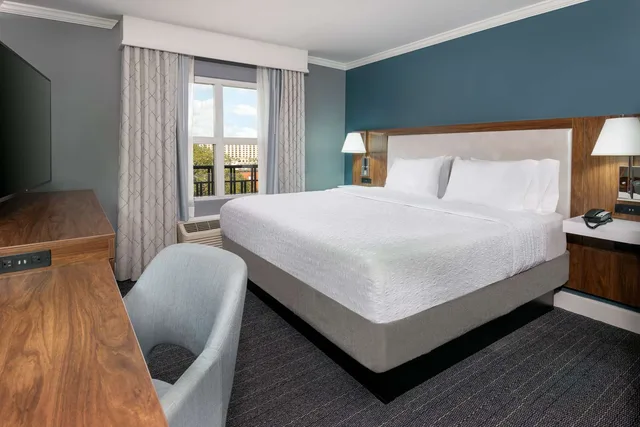 غرفة بسرير كينج بإطلالة، Hampton Inn Savannah - Historic District 2/3