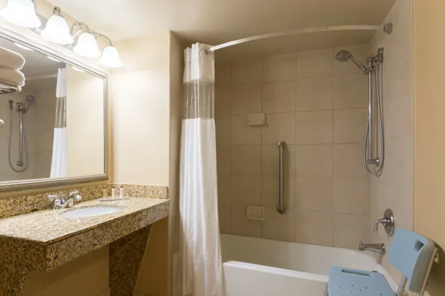 غرفة بسرير كينج لذوي الإعاقة، Wingate By Wyndham Dayton - Fairborn 2/2