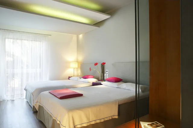 غرفة عائلية بسريرين مزدوجين بإطلالة على الحديقة، Kamari Beach Hotel 2/9