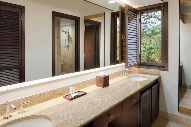 جناح جونيور بسرير كينج مع أريكة لذوي الإعاقة، Carambola Beach Resort St. Croix, US Virgin Islands 3/3