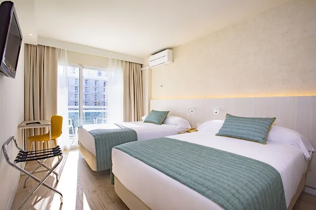 غرفة بسريرين مزدوجين بإطلالة على المسبح بشرفة، Palmasol Hotel 3/5