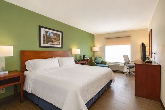 Standard, King Bed, Central Building، Holiday Inn Express Guadalajara Aeropuerto an IHG Hotel 4/10