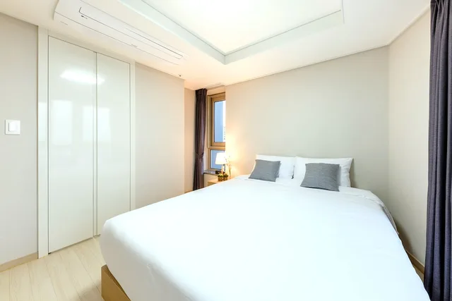 جناح جونيور بسرير مزدوج وسرير فردي بإطلالة على المدينة، Shin Shin Hotel Seogwipo 3/8