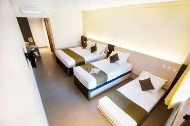 غرفة تنفيذية بسرير مزدوج وسريرين منفصلين، Sukajadi Hotel, Convention and Gallery 1/2