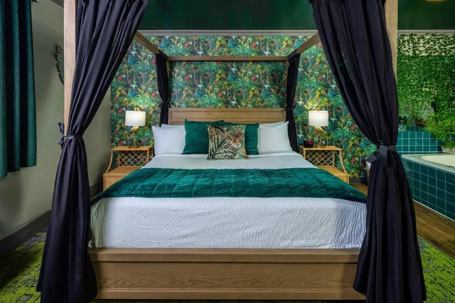 جناح بسرير كينج بحوض جاكوزي، Hotel J Green Bay Formerly Airport Settle Inn 1/3