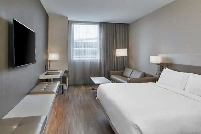 Room, King Bed, Sofa, Bathtub, Accessible, AC Hotel by Marriott Miami Aventura 1/9