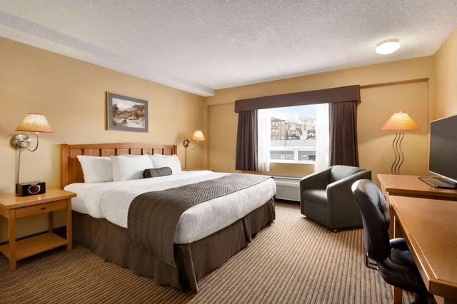 غرفة بسرير كينج، Days Inn by Wyndham Calgary South 1/5