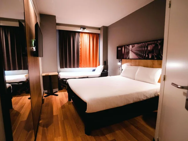 Room, Double Bed, with Child Extra Bed, Sofa، Ibis Valladolid 5/10