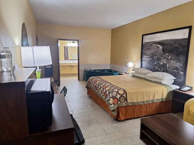 جناح بسرير كينج مع أريكة لذوي الإعاقة، Super 8 by Wyndham Weslaco 6/10