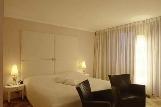 Room, Queen Bed, Old Town View, Hotel des Balances 1/1