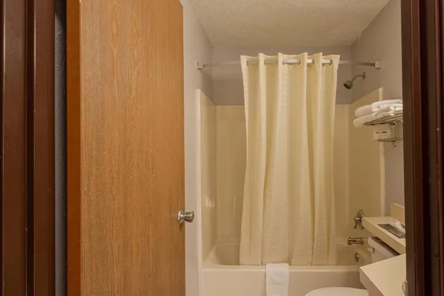 جناح بسرير كينج بجاكوزي، Coratel Inn & Suites by Jasper Hastings 10/10