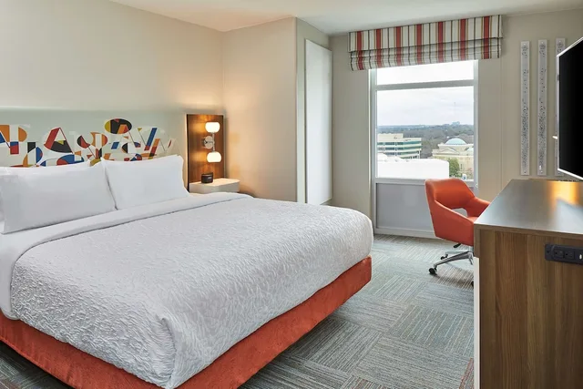 Courtyard, King Bed, Accessible، Hampton Inn and Suites Atlanta Midtown 2/6