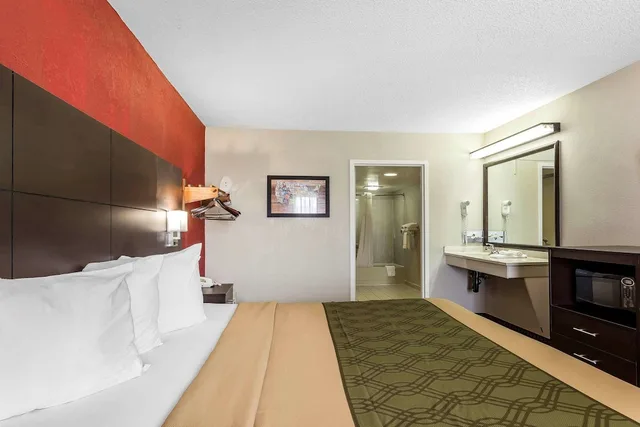 غرفة قياسية بسرير كينج، Travelodge by Wyndham North Charleston 2/7