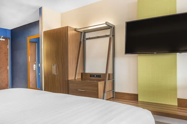 غرفة قياسية بسرير كينج، Holiday Inn Express Suites Clarion 2/3