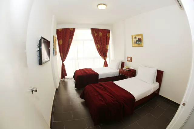 غرفة قياسية بسريرين منفصلين بإطلالة على المدينة، Le Marly Hotel 2/5