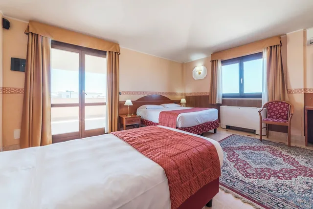 جناح جونيور بأربعة أسرّة بشرفة مع أريكة، Hotel Riviera Fiumicino 1/7
