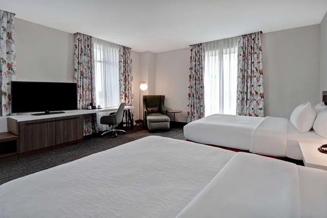 غرفة بسريرين منفصلين لذوي الإعاقة، Hilton Garden Inn Kalamazoo Downtown 1/3