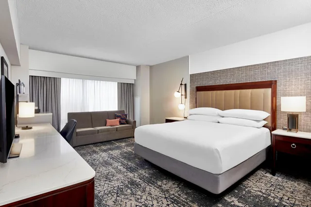 غرفة تنفيذية بسرير كينج مع أريكة في طابق مرتفع، Sheraton Indianapolis Hotel at Keystone Crossing 1/3