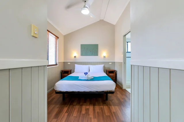 Palm, Cabin, Queen Bed, DARWIN FREESPIRIT RESORT 2/3