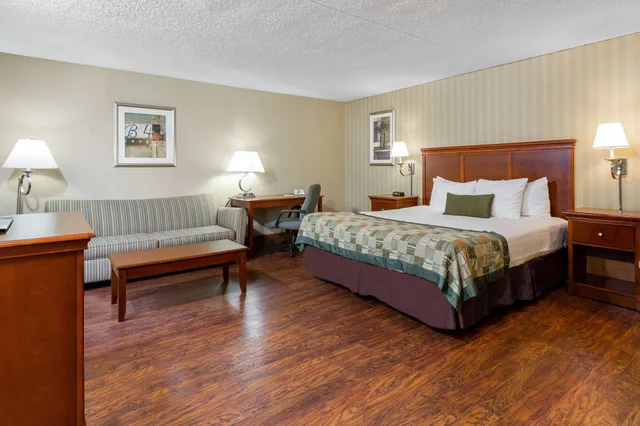 غرفة بسرير كينج مع أريكة للمدخنين، Days Inn by Wyndham Westminster, MD 1/1