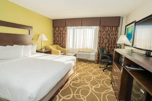 غرفة بسرير كينج لذوي الإعاقة، Elimwood Hotel, A Ramada by Wyndham 2/8