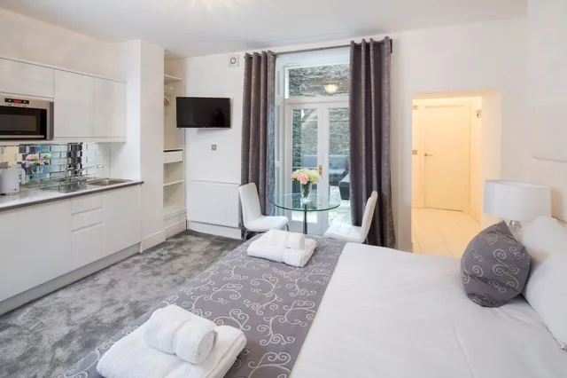 Garden, Deluxe, Studio, Suite, King Bed، Edinburgh Castle Apartments And Suites 4/5