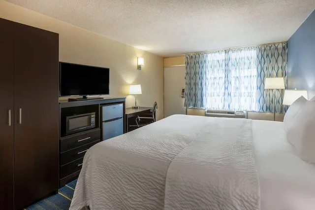 غرفة بسرير كينج لذوي الإعاقة، Days Inn by Wyndham Charles Town/Harpers Ferry 4/10