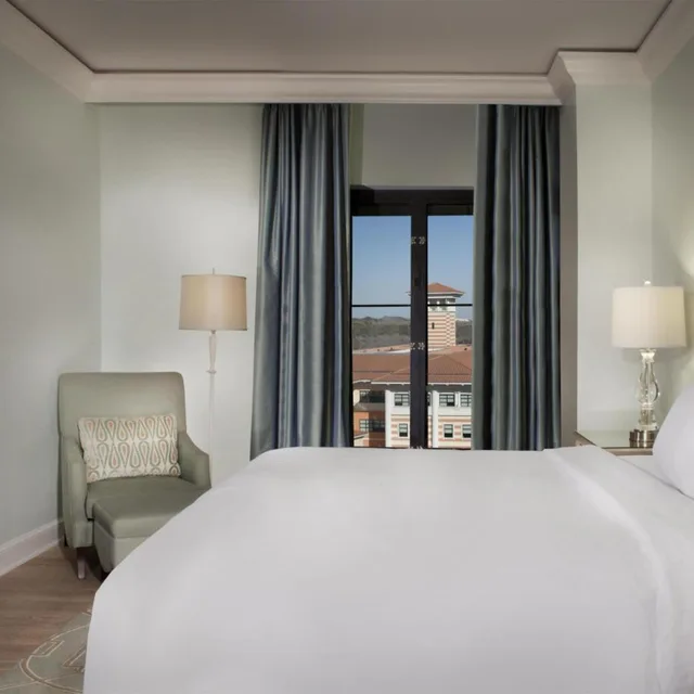 جناح ديلوكس بسرير كينج وسرير بطابقين بغرفة نوم واحدة، Bluegreen Vacations Eilan Hotel and Spa, an Ascend Collection Resort 1/2