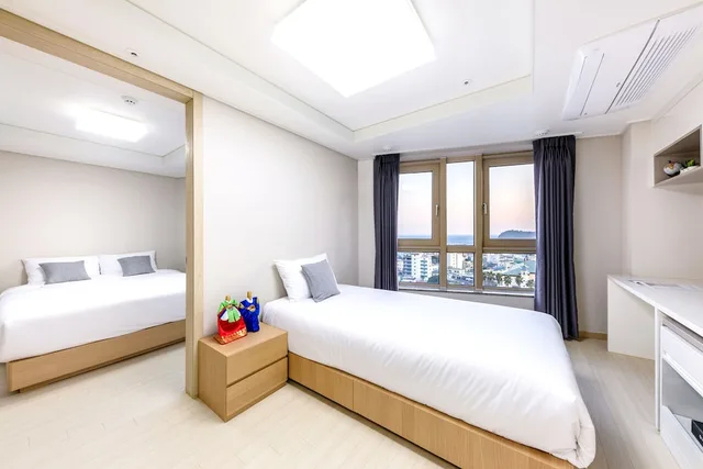 جناح جونيور بسرير مزدوج وسرير فردي بإطلالة على البحر، Shin Shin Hotel Seogwipo 2/6
