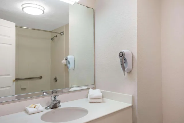 Deluxe, King Bed, Sofa, La Quinta Inn & Suites by Wyndham Ft. Lauderdale Plantation 2/2