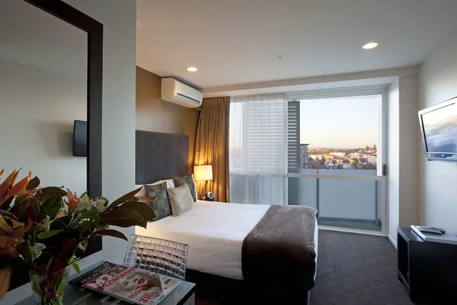 استوديو ديلوكس بسرير كوين، The Quadrant Hotel and Suites 2/4