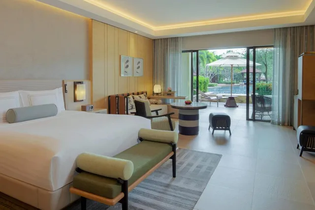 Guest Room, King Bed, Courtyard View, Pool Side, Balcony, Pool Access، The Ritz-Carlton Sanya, Yalong Bay 3/4