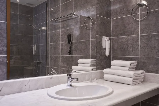 غرفة كومفورت عائلية بسرير كوين وسريرين منفصلين بإطلالة على الحديقة مع أريكة، Sandy Beach Resort 5/6