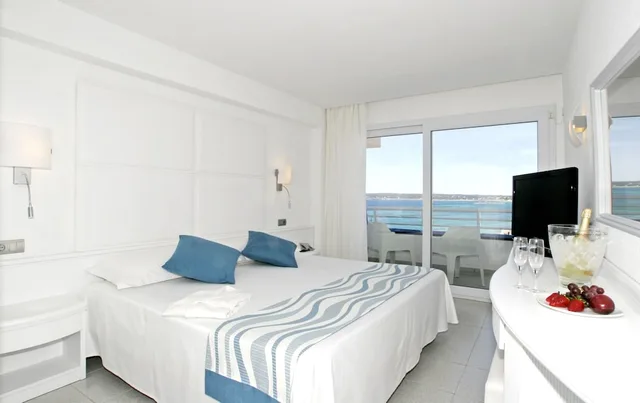 غرفة بسريرين منفصلين بإطلالة جزئية على البحر، Insotel Club Formentera Playa 1/7