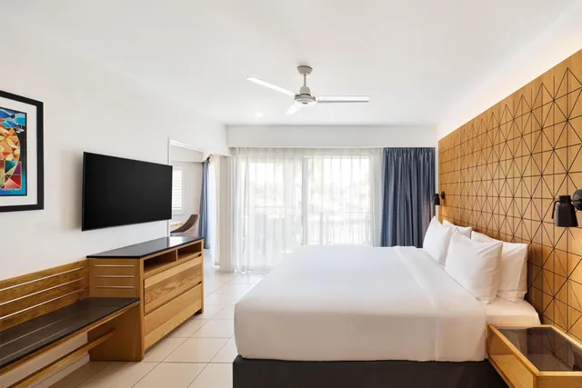 جناح بسرير كينج بإطلالة على الحديقة بغرفة نوم واحدة مع أريكة، Radisson Blu Resort Fiji Denarau Island 1/4