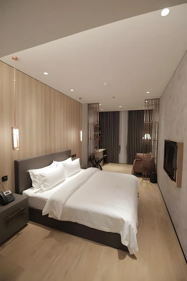 غرفة ديلوكس مفردة بسرير كوين، Lotus Blu Hotel Naga 1/2