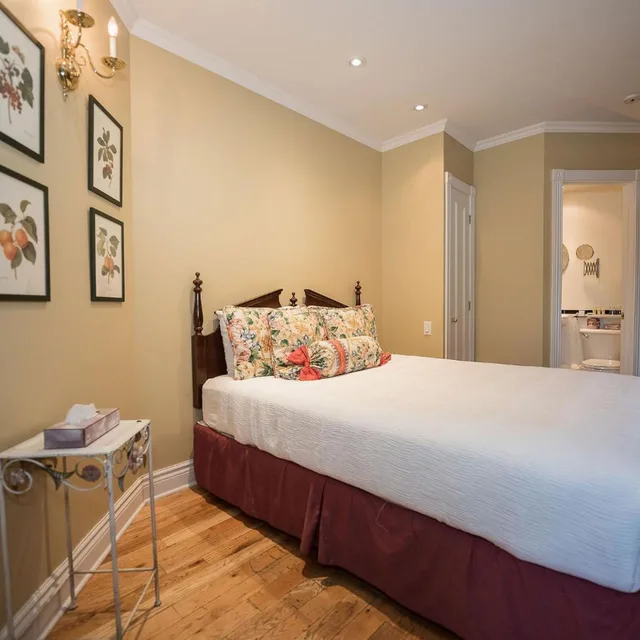 غرفة قياسية بسرير كينج وسرير كوين، Manoir Sherbrooke 1/10