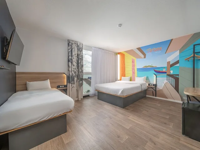 غرفة رباعية بسرير مزدوج وسريرين منفصلين بإطلالة على البحر، B&B HOTEL Fort de France 1/5