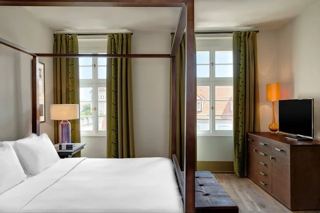 جناح تنفيذي بسرير كينج بإطلالة على المدينة بغرفة نوم واحدة، Augustine Hotel Prague 1/2