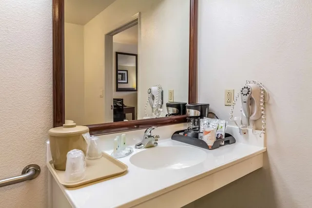 Efficiency, King Bed, Accessible، Quality Inn Fresno Near University 5/6