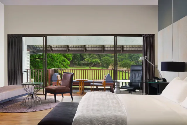 غرفة بسرير كينج بإطلالة على المسبح، Le Meridien Chiang Rai Resort 3/4
