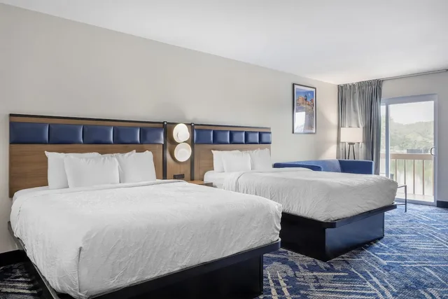 Standard, 2 Queen Beds, Lake Side, Sofa، Best Western Indian Oak 1/7