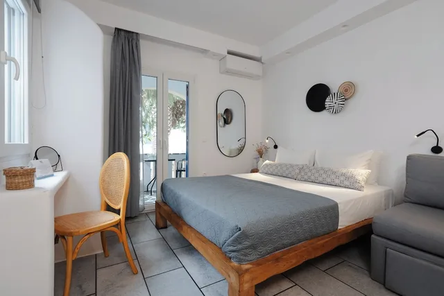 غرفة ديلوكس ثلاثية بسرير كوين بشرفة مع أريكة، Sea View Apartments and Studios 1/10