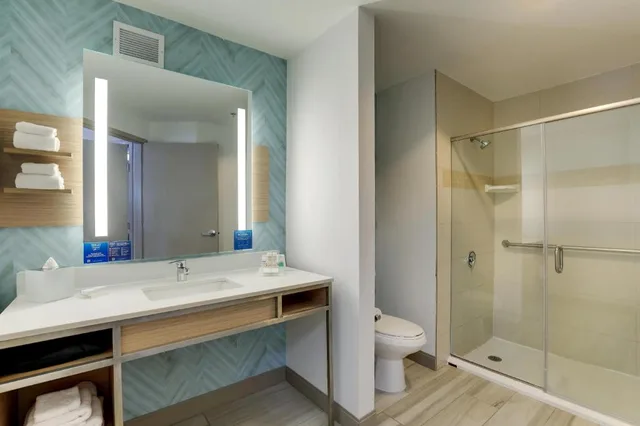 جناح بسرير كينج بغرفة نوم واحدة مع أريكة لذوي الإعاقة، Hilton Garden Inn Fort Worth North 6/8