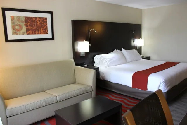 غرفة قياسية بسرير كينج مع أريكة، Holiday Inn Express Hotel And Suites Waterford 4/6