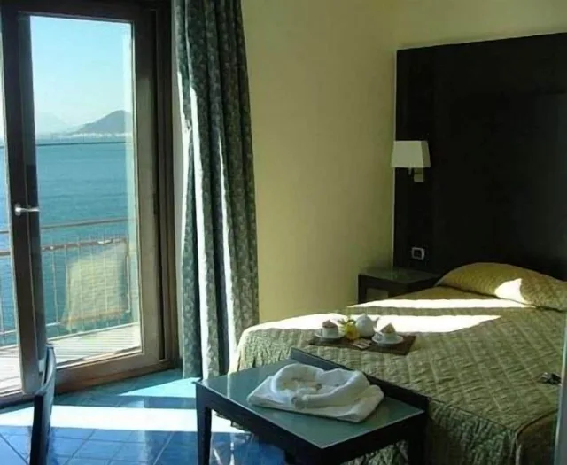 غرفة سوبيريور بسريرين منفصلين بإطلالة على البحر، HOTEL LA LUCERTOLA 2/3
