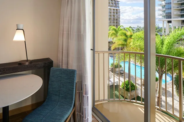 جناح بسرير كينج بإطلالة على المسبح بشرفة بغرفة نوم واحدة مع أريكة، Embassy Suites By Hilton Waikiki Beach Walk 6/9