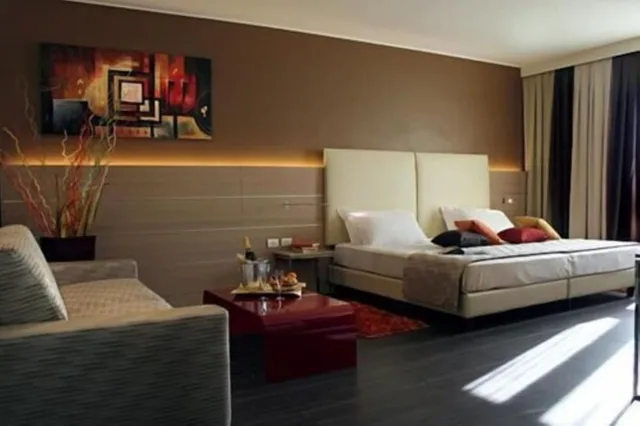 غرفة ديلوكس ثلاثية بسرير كينج مع أريكة، Best Western Plus Soave Hotel 2/6